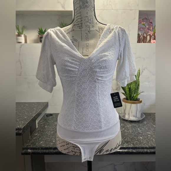 NWT - Express - White embroidered puffy sleeve v-neckline zip-up back, bodysuit - Picture 2 of 4